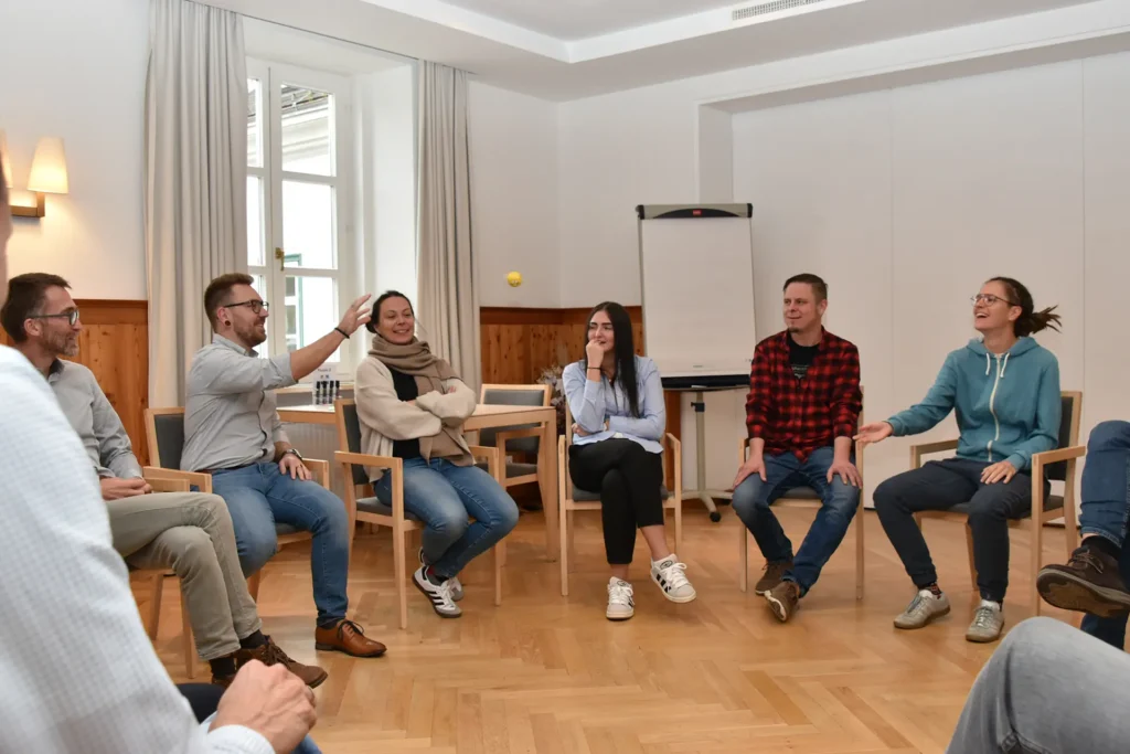 Sesselkreis der TeilnehmerInnen bei einer Übung zum Thema Positive Leadership
