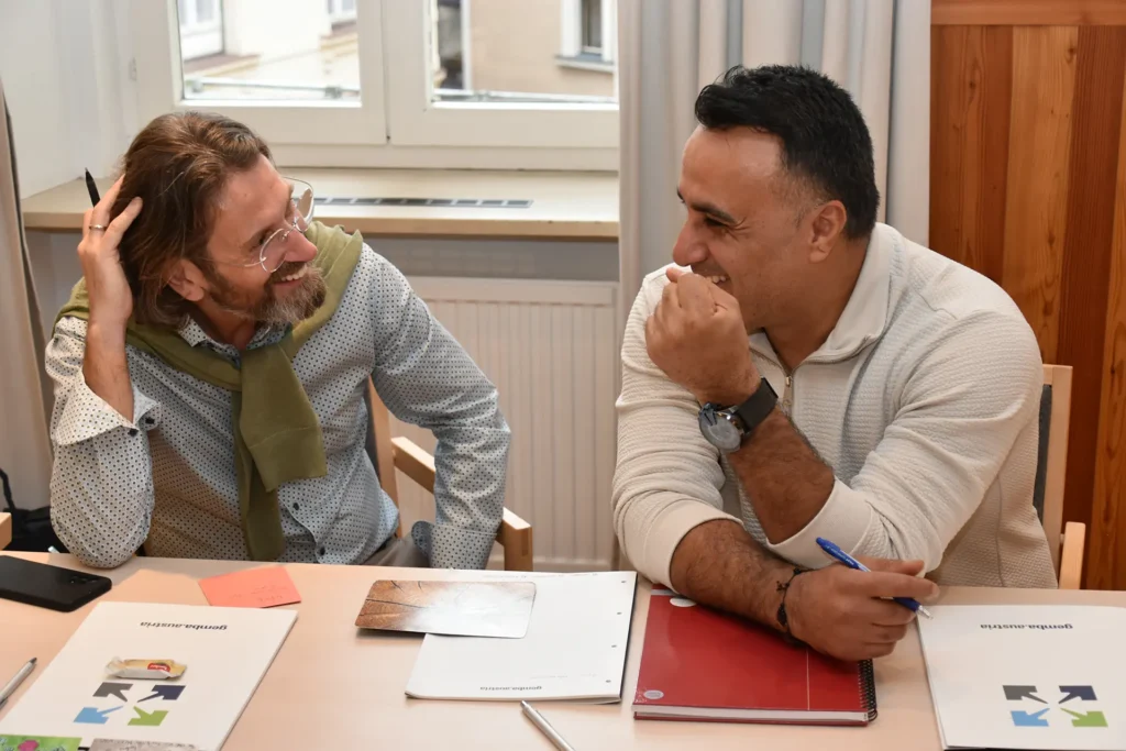 gemba.austria Trainer Thomas Sailer spricht mit Teilnehmer bei gemba.training positive leadership