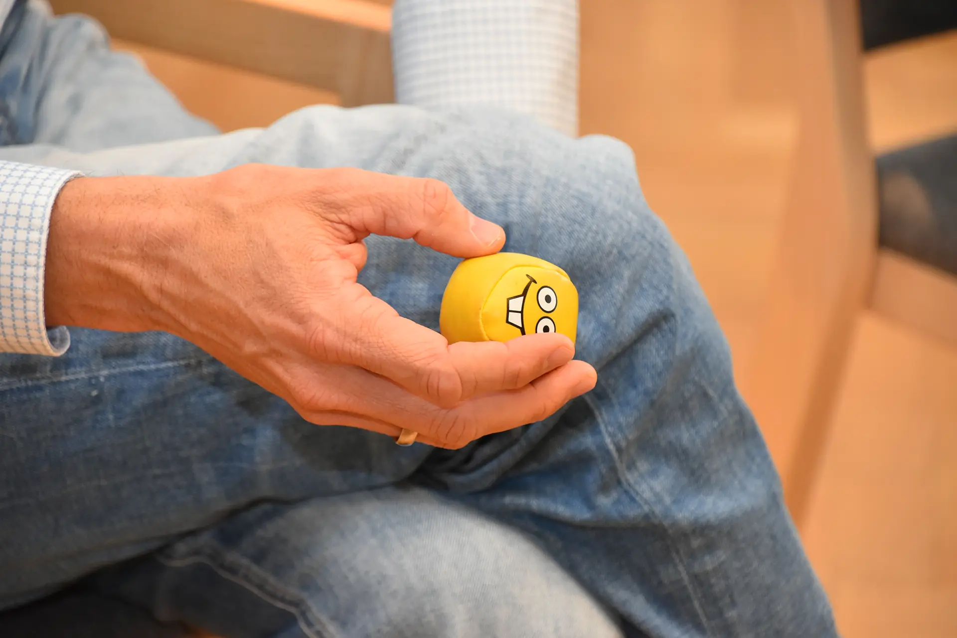 Lachender Ball in Hand von Teilnehmer gemba.training Positive Leadership