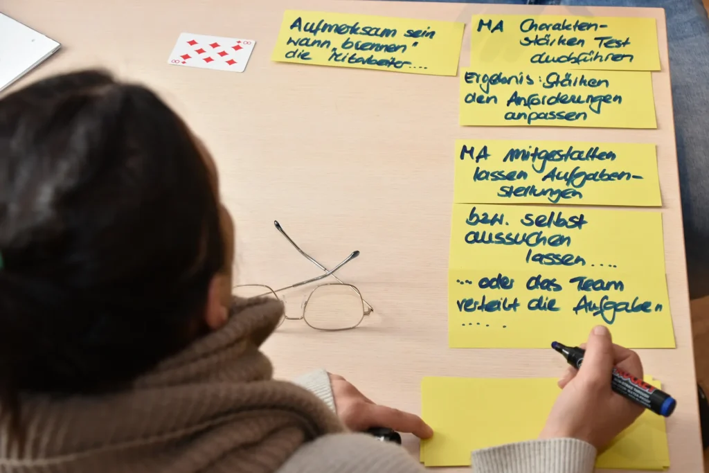 Kärtchen mit Stichwörtern zum Thema Positive Leadership